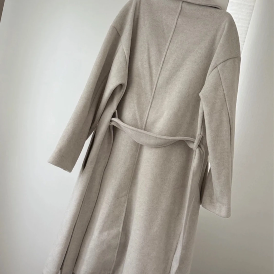 Beige kappa med bälte från Amisu - 4