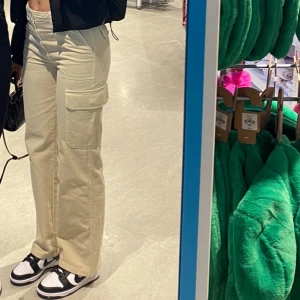 Beige cargobyxor - Beiga cargopants från Zara. Använda 1 gång 🤍