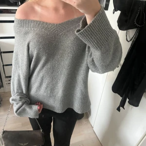 Grå offshoulder stickad tröja - Superfin offshoulder stickad tröja, man kan ha den på olika sätt!!🫶🫶🤍säljer då jag har en likadan 🤍