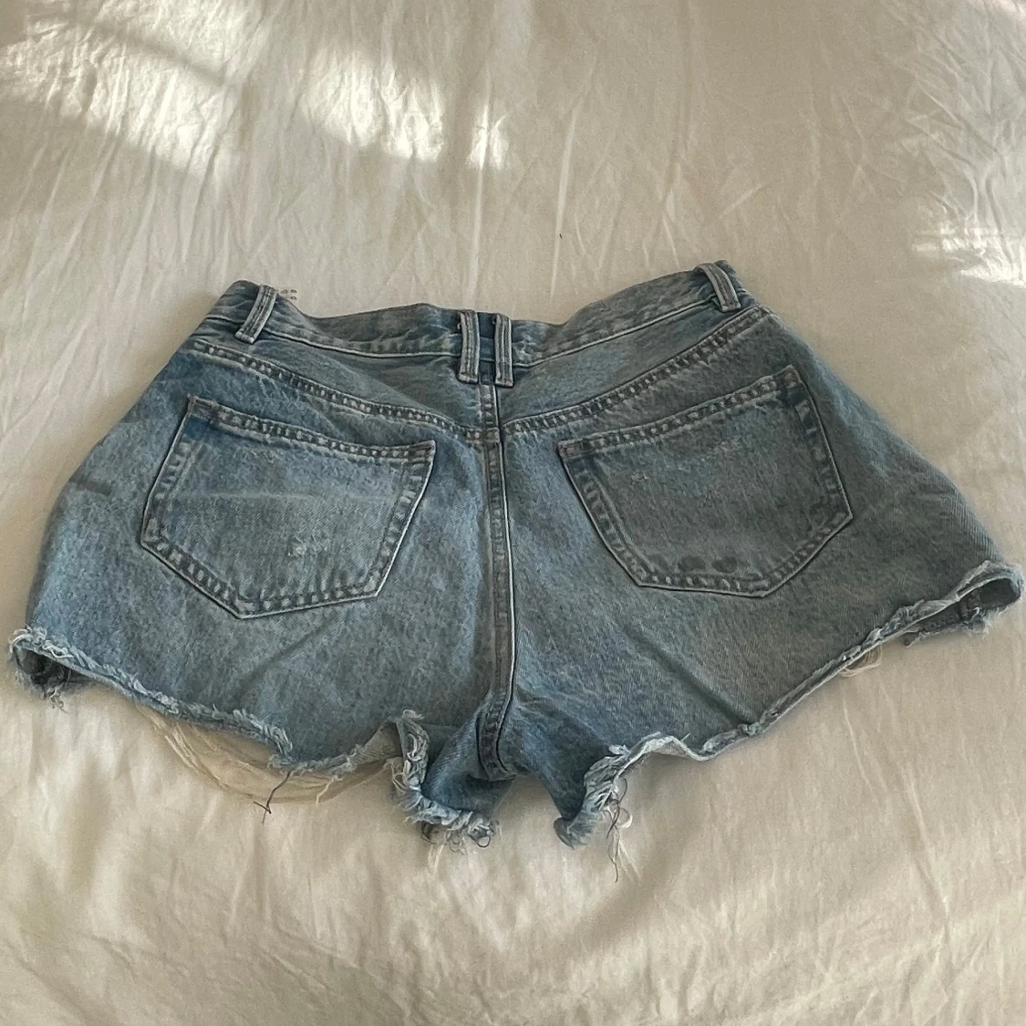 Ljusblå jeansshorts med fransar - 1