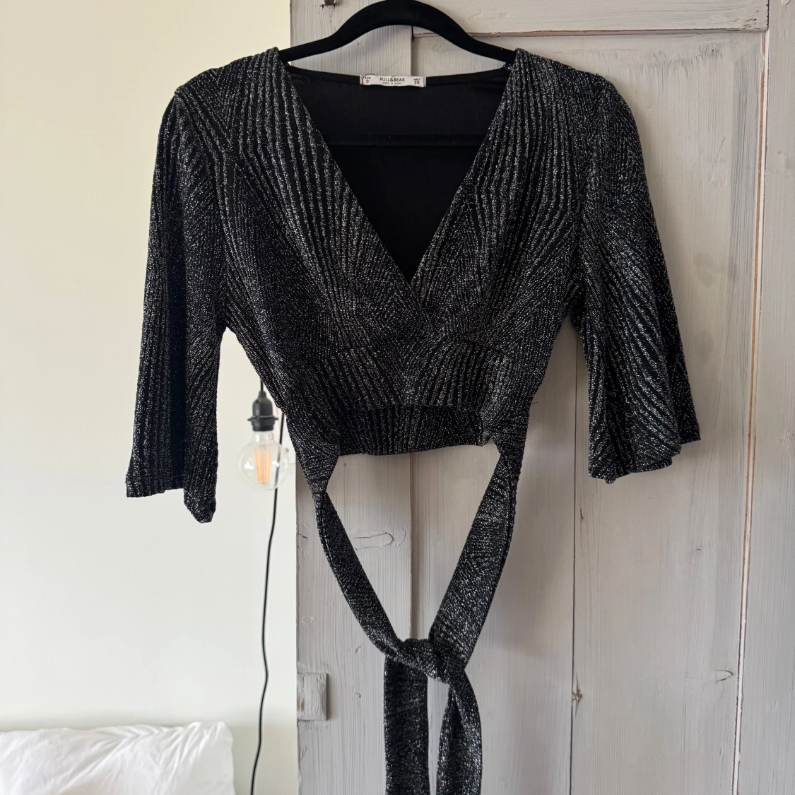 Glittrig omlottopp från Pull&Bear - 1