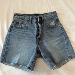 Blå jeansshorts med råa kanter - Levi’s Shorts 501, strl W25  Nyskick, använda 1 gång. 