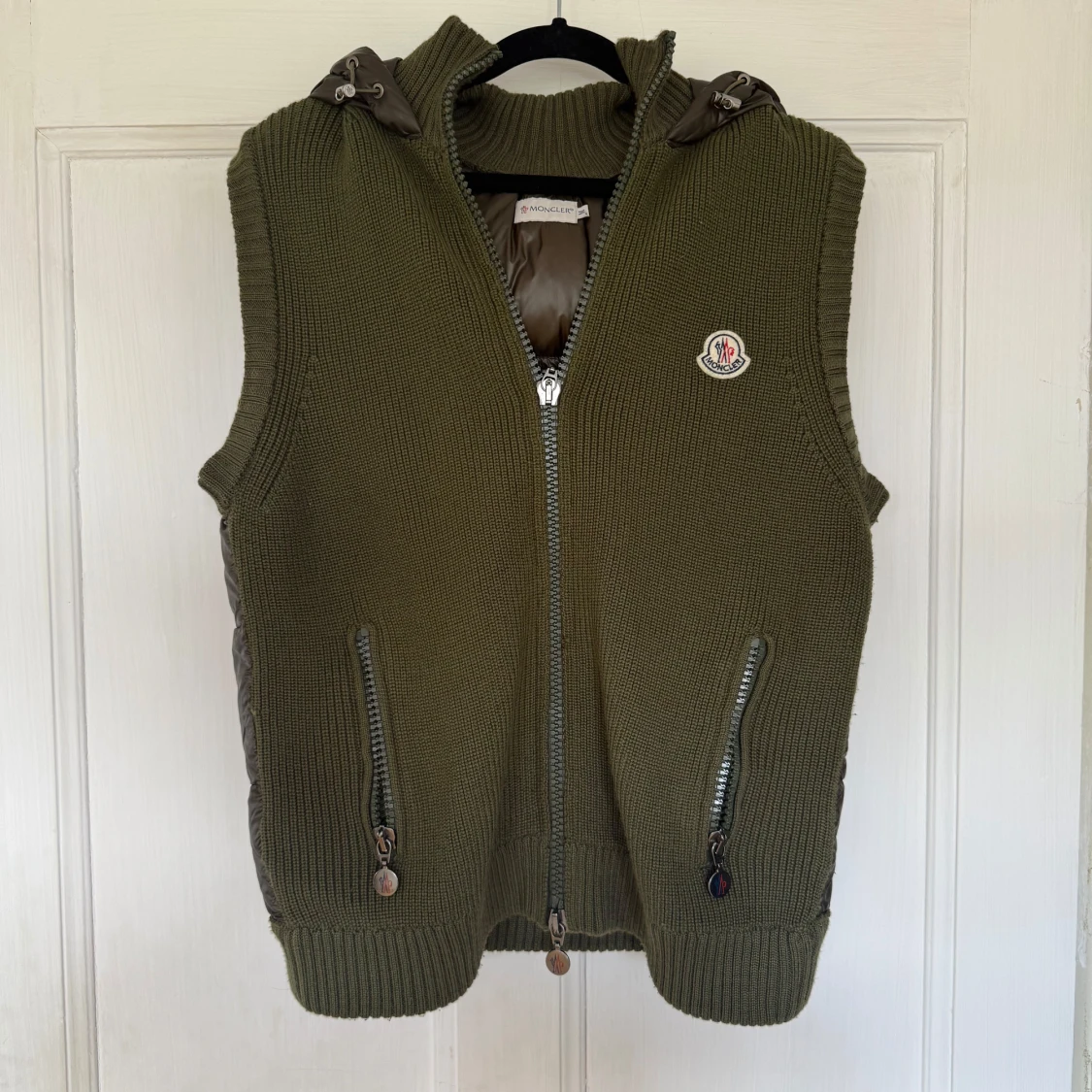 Olivgrön stickad dunväst från Moncler