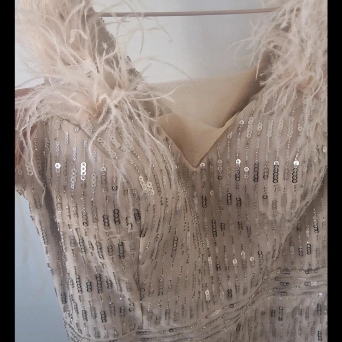 Champagnefärgad långklänning med paljetter och fjädrar - 2