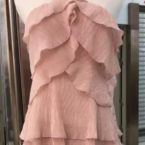 Ljusrosa lager rynkig klänning - Supersöt ljusrosa klänning med flera lager volanger och omlott-design. Klänningen är ärmlös och har en romantisk känsla, perfekt för sommarens alla tillfällen. Materialet är lätt och luftigt, vilket gör den extra bekväm.