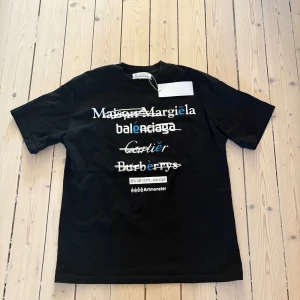 Svart t-shirt från Maison Margiela - Säljer min riktigt snygga svarta t-shirt från Maison Margiela som aldrig är använd, nyskick.