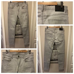 Ljusgrå jeans från FSBN - Säljer ett par ljusgrå jeans från FSBN med klassisk femficksdesign och raka ben. Jeansen har normal passform och är tillverkade i ett mjukt bomullsmaterial med lite stretch. Perfekta för en stilren och avslappnad look.