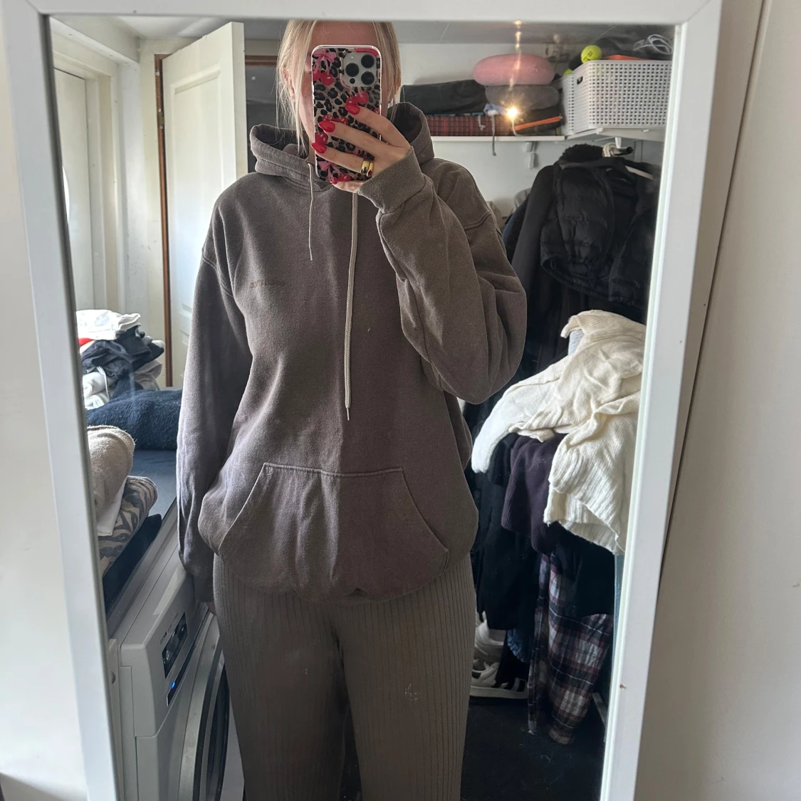 Brun hoodie med ficka framtill