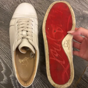 Vita sneakers från Christian Louboutin - Självklart äkta, nypris 8000, kom privat för fler frågor osv💗