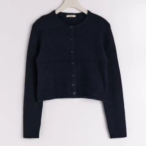 Knittet cardigan  - En stickad cardigan från Gina tricot i en marinblå färg 😍säljer då den inte använts längre. Väl omhändertagen i storlek M. Köptes för 400 kr i butik. Skriv vid frågor 💕 