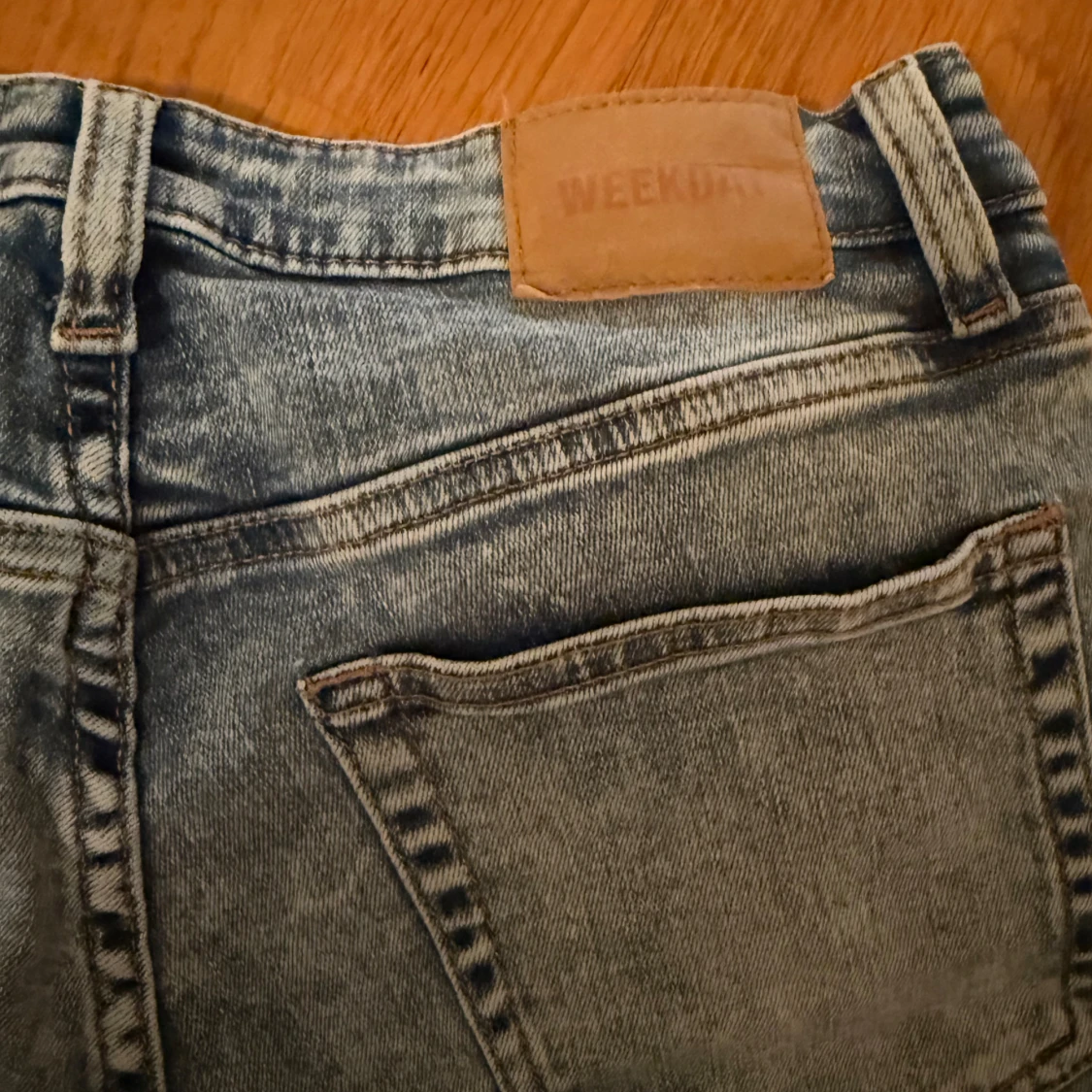 Blå bootcut jeans från Weekday - 4