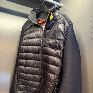 Parajumper jacka  - En riktigt fin Parajumper jacka i fint skick. Den är bara använd en vår och har inga defekter vad jag kan se. Köpt på nk. Man kan scanna QR koden får att verifiera att den är äkta. 