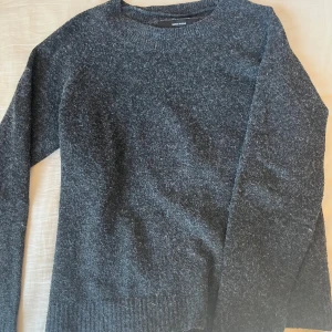 Mörkgrå stickad tröja från vero Moda  - Mysig mörkgrå stickad tröja från vero Moda med långa ärmar. 