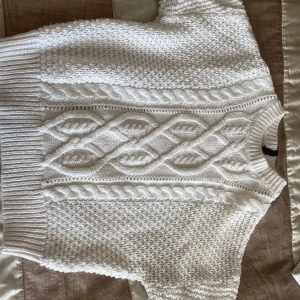 Stickad tröja  - Vit stickad tröja med mönster.