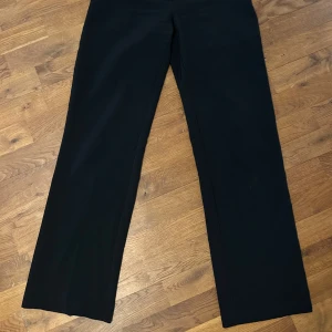 Svarta kostymbyxor med raka ben - Snygga svarta kostymbyxor med rak passform och medelhög midja. Skriv vid fundering om passform!