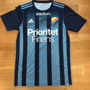 Djurgårdens match t shirt nummer 11 - Djurgårdens match t shirt med nummer 11, perfekt för att träna i eller gå på djurgårds matcher med. 