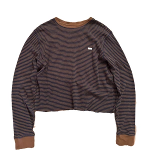 Croppad Levi’s tröja - Avklippt Levi’s långärmad tröja. Köpt på någon Goodwill i USA och klippt hemma (vilket jag ångrar). Storlek M och helt ok skick om man bortser klippningen. Hör av dig för mer information eller frågor💥