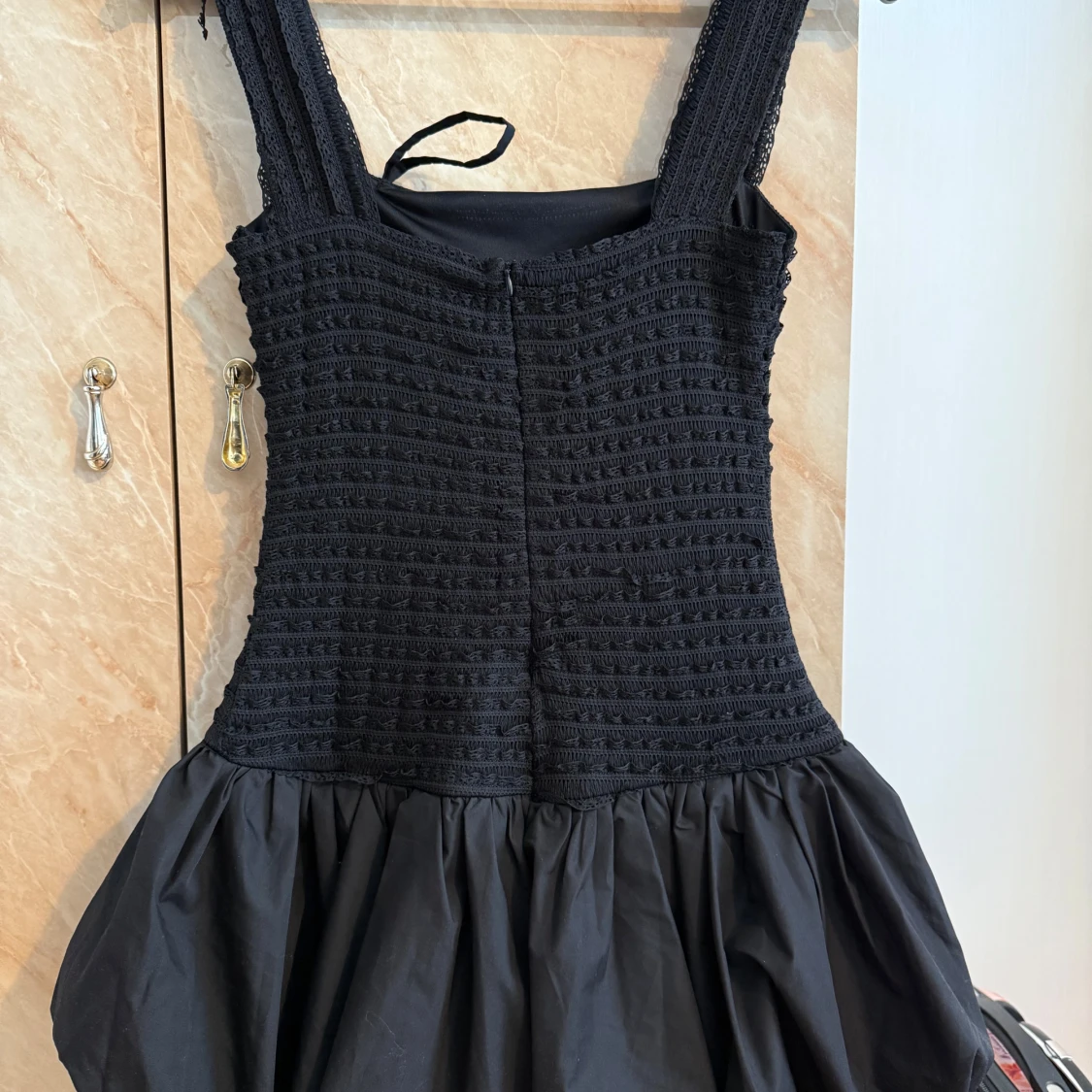 Svart klänning med volangkjol och knytband - 1