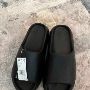 Yeezy slides  - Hej jag säljer mina Yeezy slides i storlek 44 som är helt nya. Tofflorna är jätte bekväma och fina med sin design. Om du har frågor eller funderingar så är det bara att skriva utan och tveka på det😁