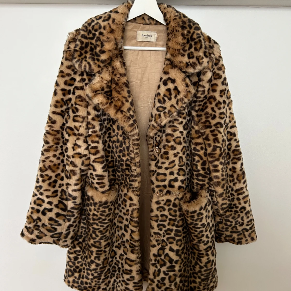 Leopardmönstrad fuskpälsjacka - 1