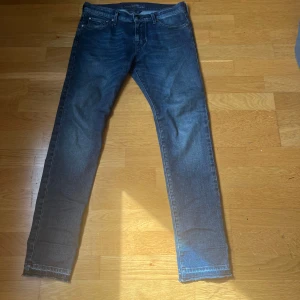 Jacob Cohen jeans - Jag säljer mina Jacob Cohen jeans pågrund av att dem har blivit lite för små på mig. De är i dam modell och har små fickor och en sliten design längst ner på jeansen. De är i ett extremt bra skick! Perfekt om du vill ha ett par stiliga och exklusiva jeans till ett extremt billigt pris!😊