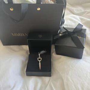 Maria Nilsdotter örhänge i silver - Ett silver örhänge från Maria Nilsdotter, bitten. Supersnyggt örhänge som nästan är lika fint som när det köptes. Skriv till mig för frågor eller fler bilder❣️