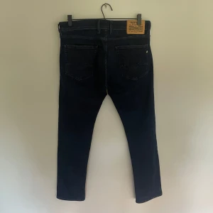 Replay Jeans - Replay Jeans i modellen Grover | Storlek: 32/32, OBS det står 33/34 på lappen men i affären berättade de om felmarkeringen | Skick: Mycket fint | Pris: 349kr | Hör av dig vid frågor eller för fler bilder om du är intresserad👏