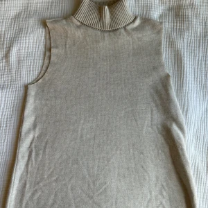 Polo topp - Jättegullig trendig topp ifrån zara som köptes 2024 från plick men har aldrig använt💕Strl M men liten i storleken🙌🏽