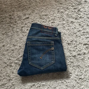 Dondup George Jeans - Säljer ett par feta dondups i storlek 33! George, Jeanser är i ett mycket bra skick, (D) på baksidan lite hängigt typ men spelar ingen roll.