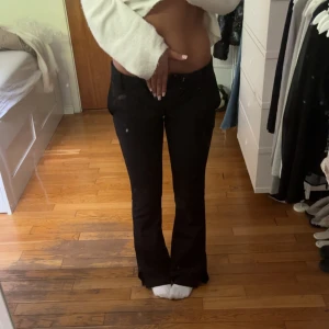 Svarta kostymbyxor - Säljer ett par lågmidjade kostymbyxor i storlek 34, i jättebra skick, från BikBok, då de nu är för små för mig💗