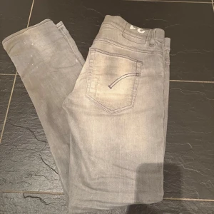 Dondup jeans - Tjenare! Säljer ett par gråa Dondup jeans i väldigt bra skick. De är köpta från United fashion i Göteborg men kvittot är tyvärr borttappat. Bara att skriva vis intresse eller om något undras över😁