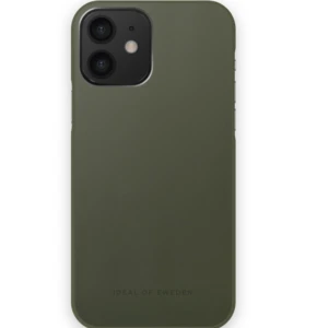 Olivgrönt mobilskal från iDeal of Sweden - Snyggt och stilrent olivgrönt mobilskal från iDeal of Sweden. Skalet har en matt finish och är designat för att skydda din mobil samtidigt som det ger en trendig look. Perfekt för dig som vill ha ett enkelt men modernt tillbehör. Råkade köpa fel modell och glömde skicka tillbaka! 🙈passar en iPhone 12 och är helt oanvänt! 🥰