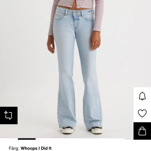 Ljusblå bootcut jeans från Levi's - Snygga ljusblå lågmidjade bootcut jeans från Levi's, storlek 29x32. Dom är i mycket bra skick då dom bara är använda fåtal gånger. Nypris 879kr