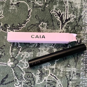 Svart mascara från CAIA - Säljer en svart mascara från CAIA i stilren matt svart tub med tillhörande rosa kartong. Borsten är klassisk och ger volym till fransarna. Perfekt för att framhäva ögonen med en intensiv look. Helt ny