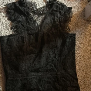 Fest topp - Super snygg svart spets topp. Perfekt till någon middag eller fest!💗 aldrig använd lappen är borttagen men skulle tippa på att den är i S 