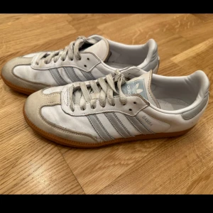Adidas Samba OG skor  - Skor i färgen beige, grå och vit, i bra skick, storlek 39 2/3, modell: Adidas Samba OG 