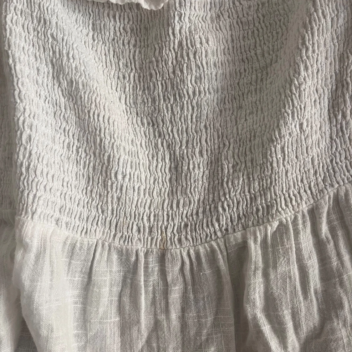 Vit offshoulder blus med volang - 1