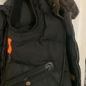 Parajumpers Väst S - Parajumpers kobuk väst som inte säljs längre, möts o postar finns i kumla 