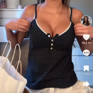 Brandy Melville prickig topp - Säljer detta super söta linnet i bra skick!