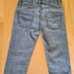Blå Levis 510 skinny jeans - Säljer ett par Levis 510 skinny jeans i fint begagnat skick. Klassisk femficksmodell med raka ben och skinny fit. 