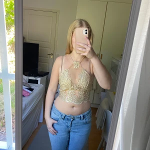 Guldig topp - Gudlig topp som passar perfekt till fest. Köptes på vinted & inget märke finns. Storlek S, gott skick. 