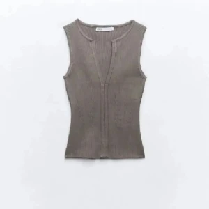 Brun ribbad klänning med dragkedja från ZARA - Knappt använd populär topp