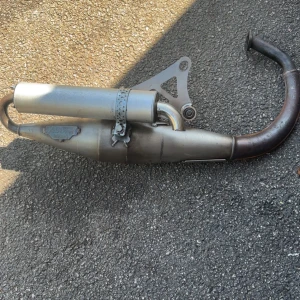 Yasuni Racing Avgassystem - Ett sportigt avgassystem från Yasuni, perfekt för dig som vill uppgradera din moped eller scooter. Ger både bättre prestanda och ett coolare ljud. Passar dig som gillar att meka och vill ha en snyggare look på ditt fordon.
