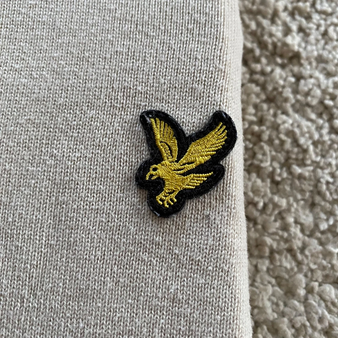 Beige stickad halvzip-tröja från Lyle & Scott - 1