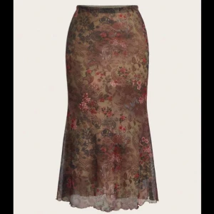 Blommig fairycore maxitjol i mesh - Säljer denna långkjol i mesh med blommigt mönster i bruna, röda och gröna toner ifrån shein! Jätte söt vintage och fairycore stil + skönt material. Köpt för 119 kr😇Använd endast 1 gång på en Melanie Martinez konsert