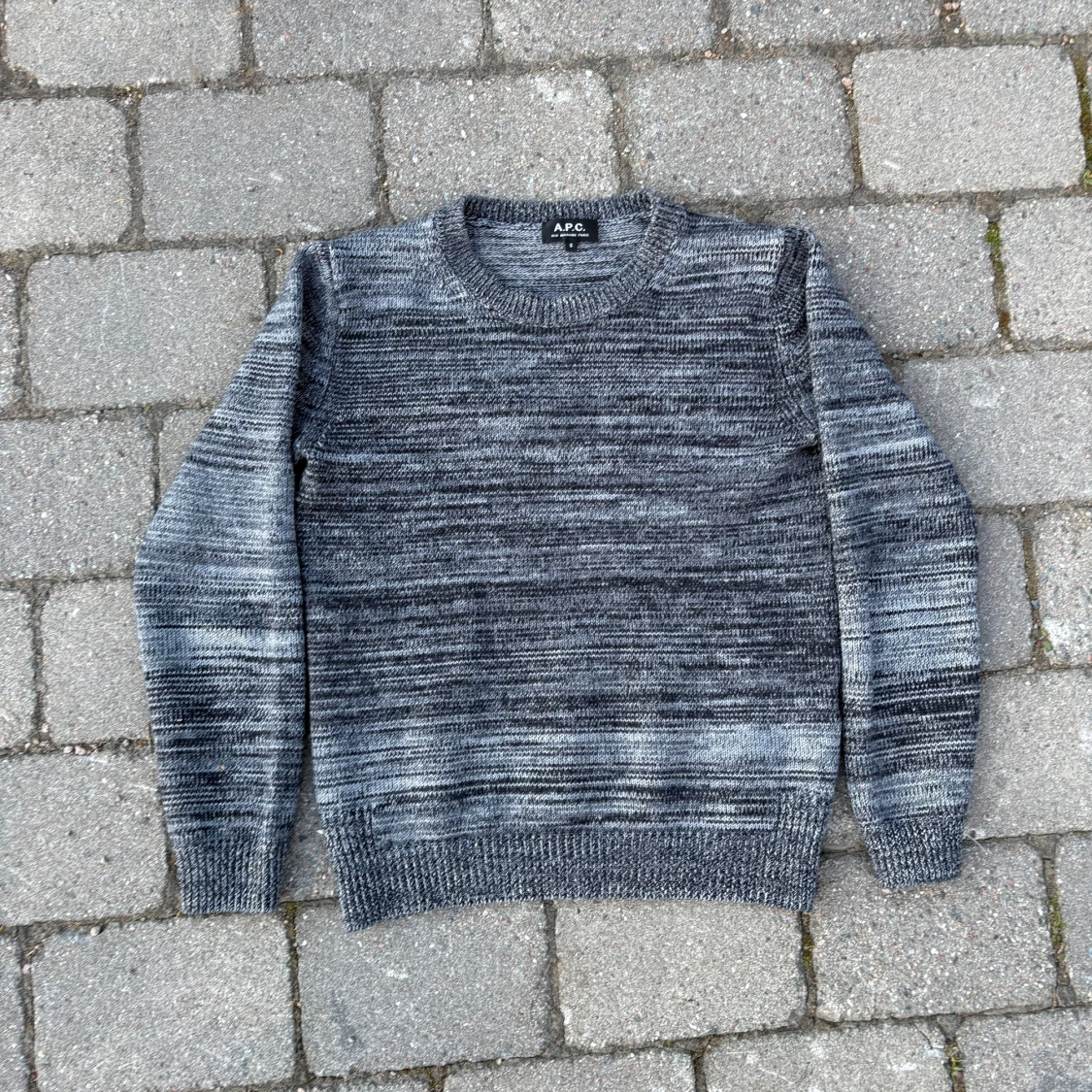 Gråmelerad stickad tröja från A.P.C.