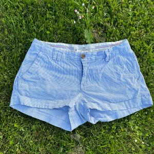 Blå- och vitrandiga shorts från L.O.G.G. - Lågmidjade blå- och vitrandiga shorts. Har en reva i sidan därav priset! Men inget som märks av (som ett par vanliga slitna shorts)💙
