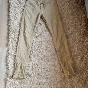 Dondup George - Säljer ett par beiga dondup george skinny fit strl 30, riktigt stilrena och sköna. Finns tecken på användning men är i gott skick.