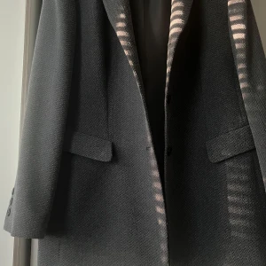 Grå kappa från Gerry Weber - Säljer en klassisk grå kappa från Gerry Weber. Kappan har lång ärm, knappar vid ärmslut och två fickor framtill. Materialet är strukturerat och fodret är slätt och glansigt. Perfekt för kyligare dagar.