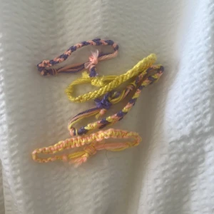 Somriga ”friendship bracelets” - Egengjorda somriga ”friendship bracelets” gjorda av bommulstråd. Jag har gjort de justerbara så passar om du har ganska smal eller lite större handled. Sätter lite högre pris eftersom att de tog ganska långt tid att göra men pris kan diskuteras! (Priset som jag sätter är styck men om du vill köpa bundles blir det lite billigare)💕